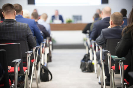 Czym jest konferencja i jakie są jej rodzaje?